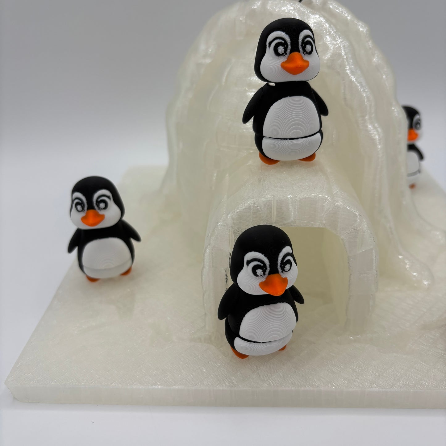 Iglo mit sechs Pinguinen winterlich, verspielt, liebevoll