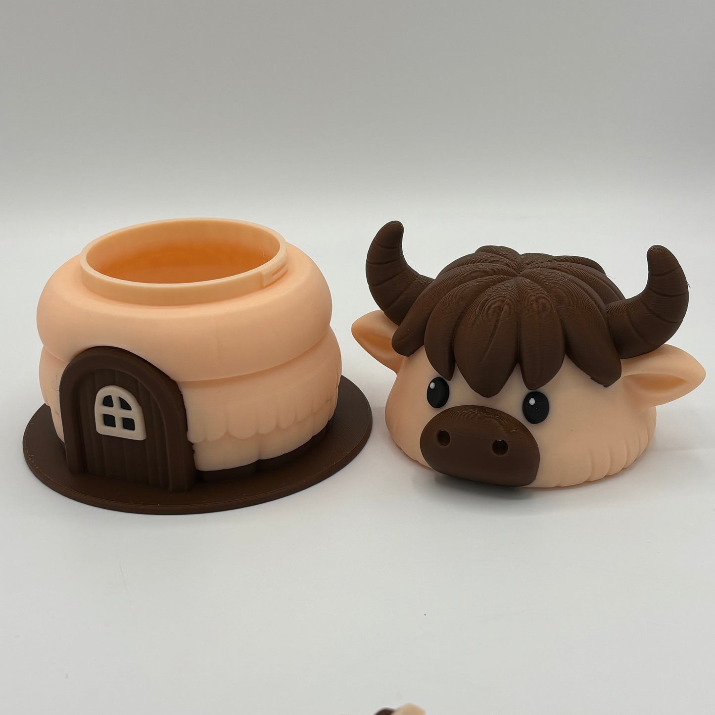 Kuh-Haus mit vier niedlichen Kühen