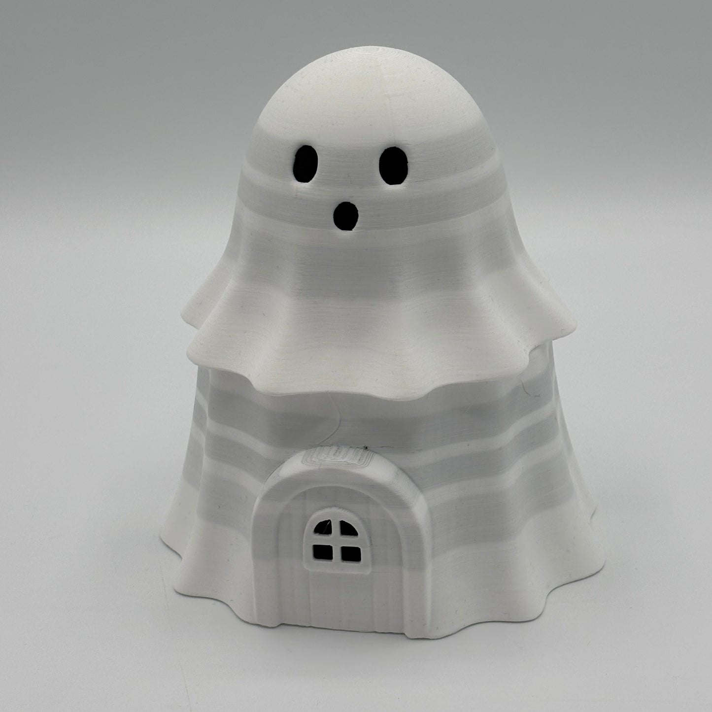 Magisches Geisterhaus mit vier niedlichen Geistern