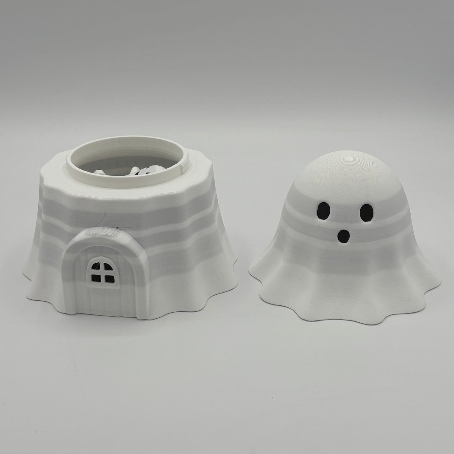 Magisches Geisterhaus mit vier niedlichen Geistern