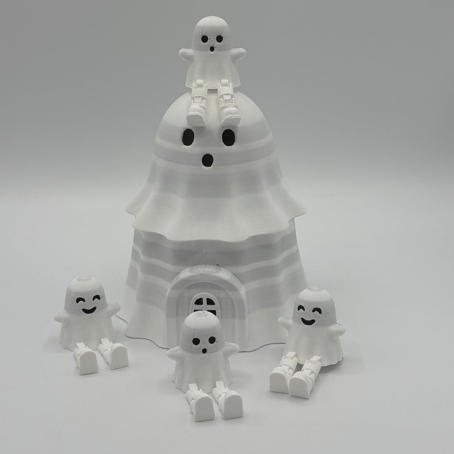 Magisches Geisterhaus mit vier niedlichen Geistern