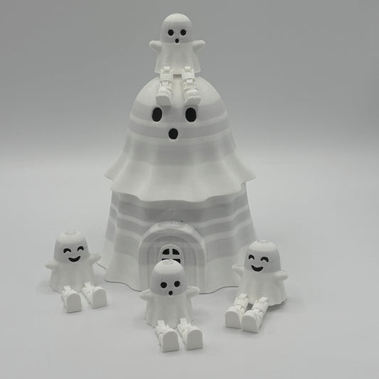 Magisches Geisterhaus mit vier niedlichen Geistern