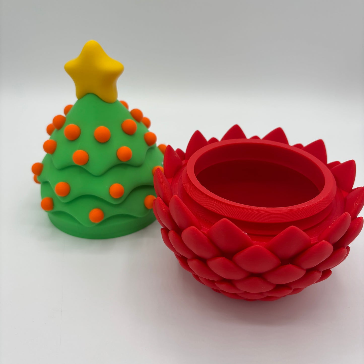 Weihnachtsbaum-Ei mit zwei Weihnachtsbaum-Drachen