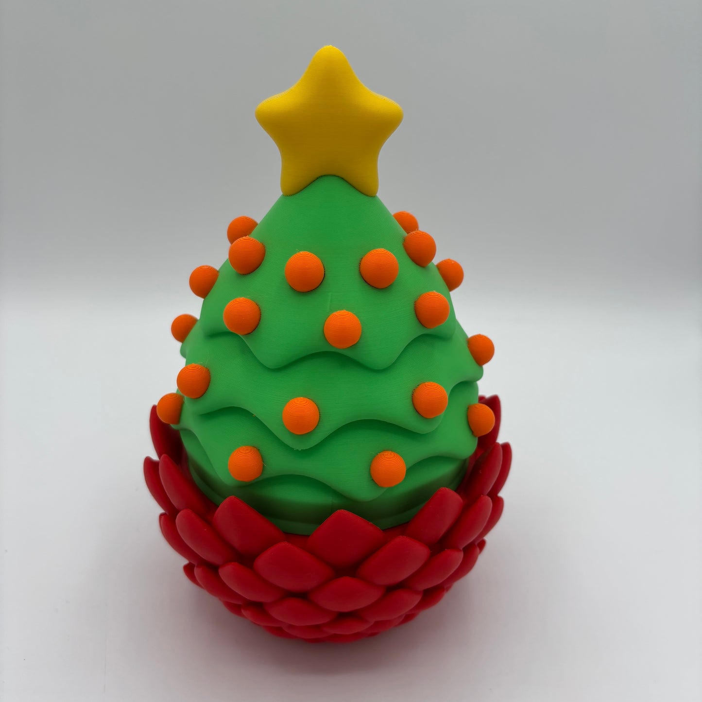 Weihnachtsbaum-Ei mit zwei Weihnachtsbaum-Drachen