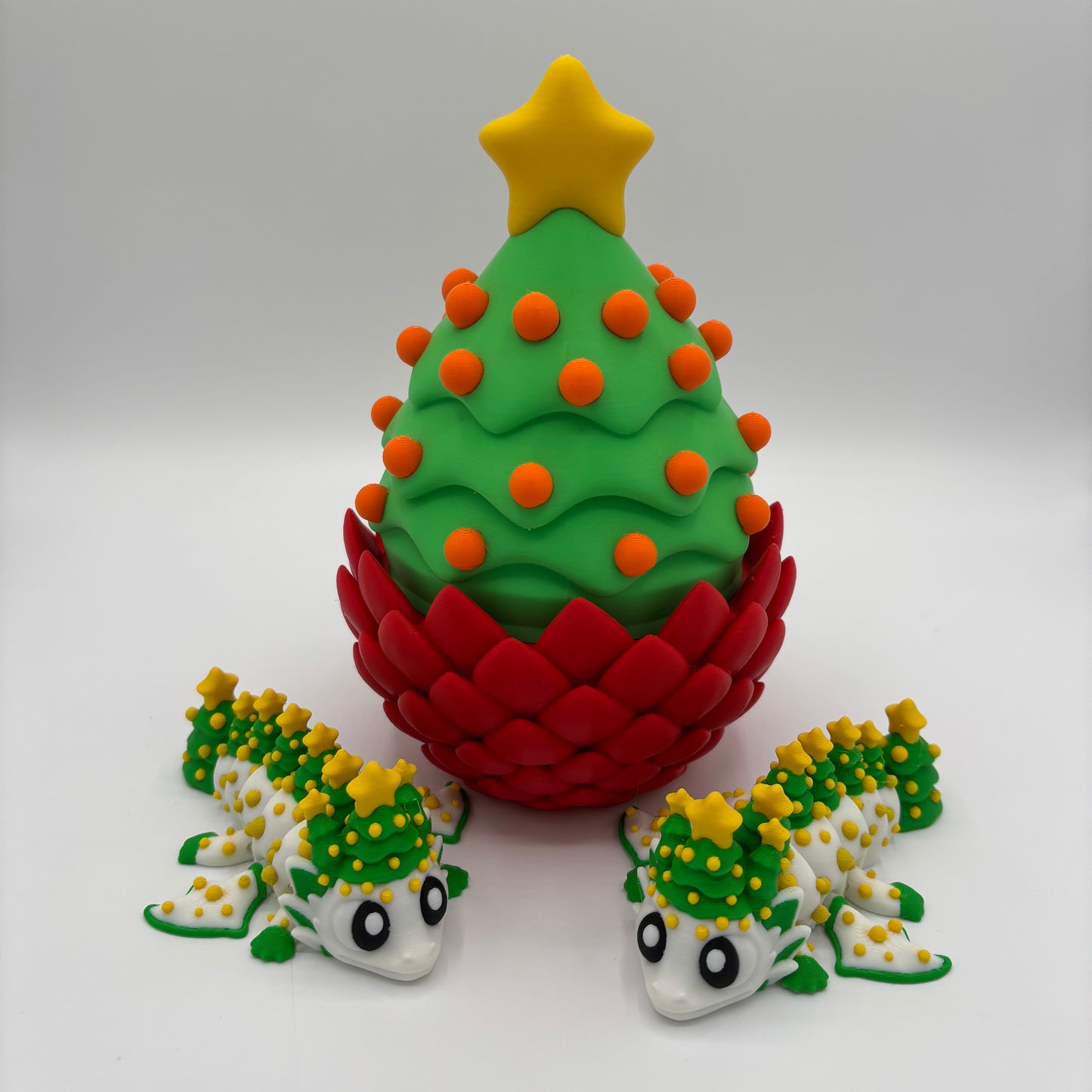 Weihnachtsbaum-Ei mit zwei Weihnachtsbaum-Drachen