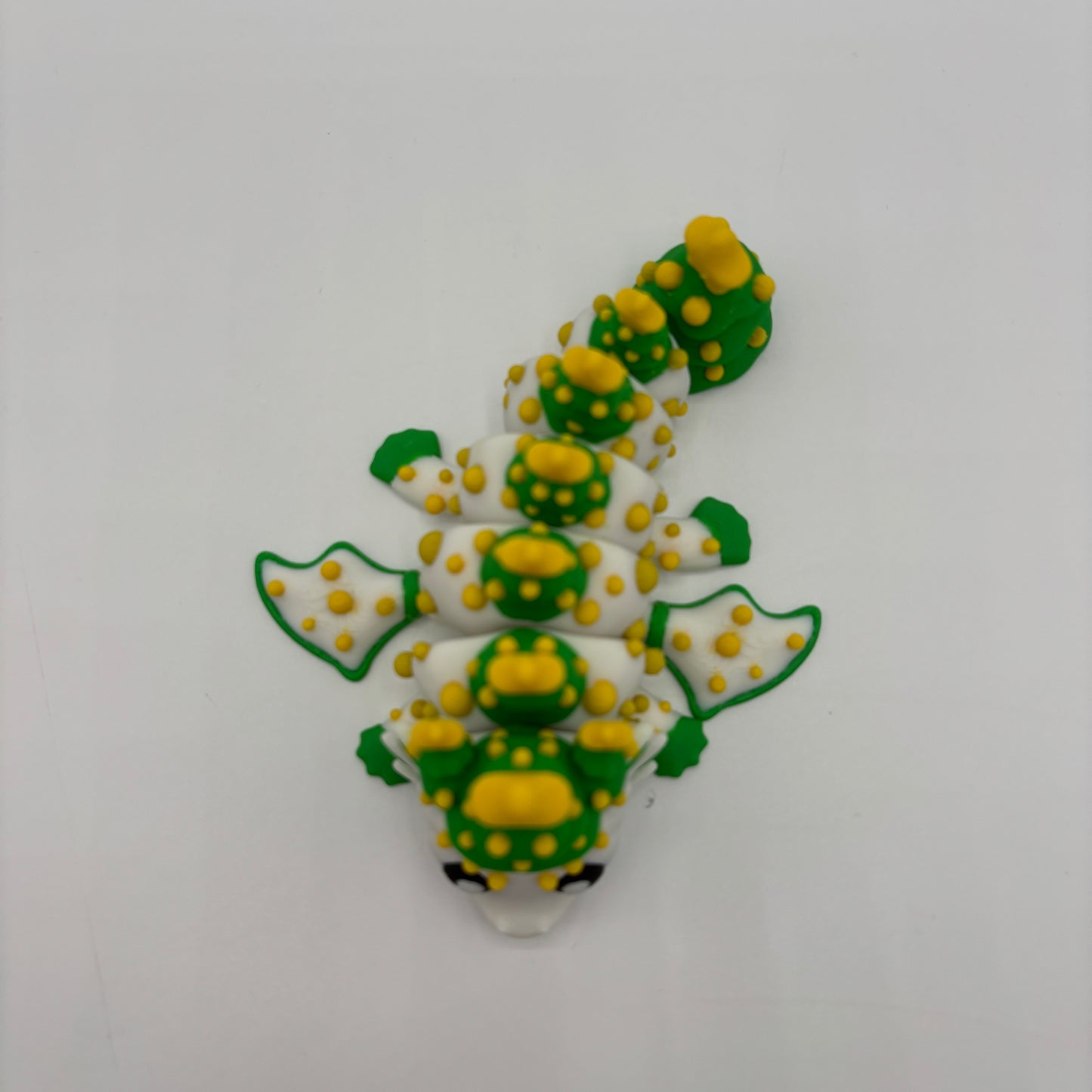 Weihnachtsbaum-Ei mit zwei Weihnachtsbaum-Drachen