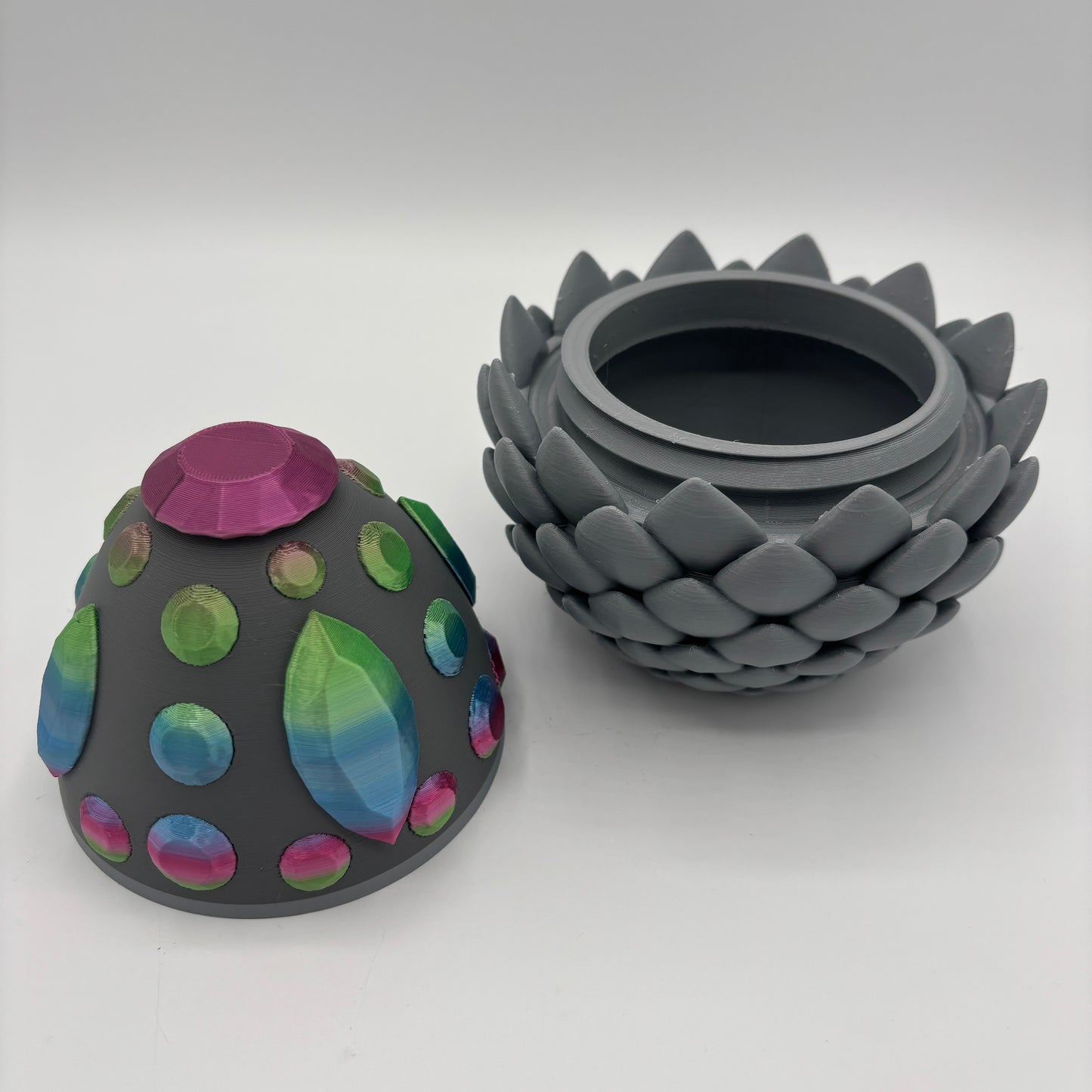 Diamanten-Ei mit zwei niedlichen Drachen