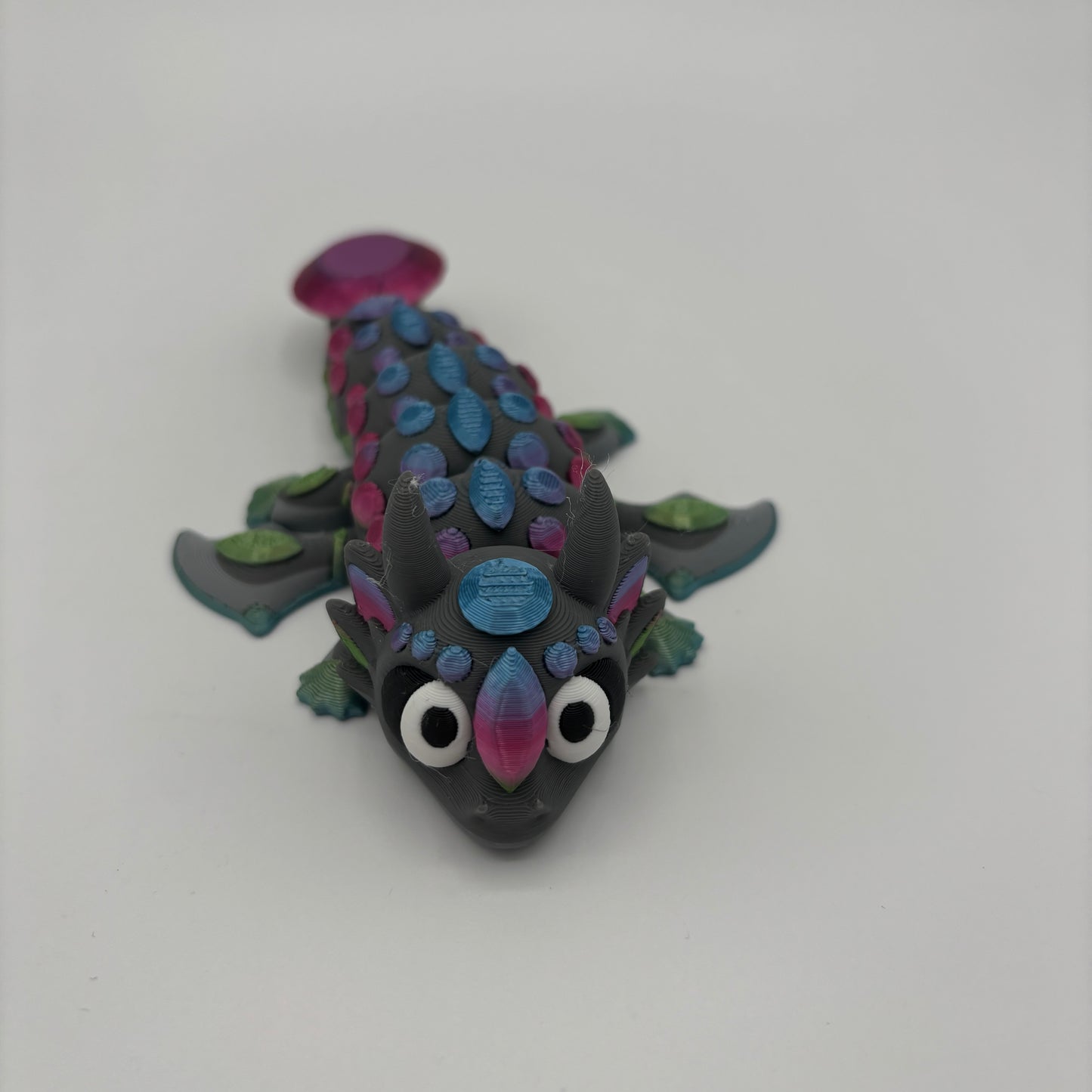 Diamanten-Ei mit zwei niedlichen Drachen