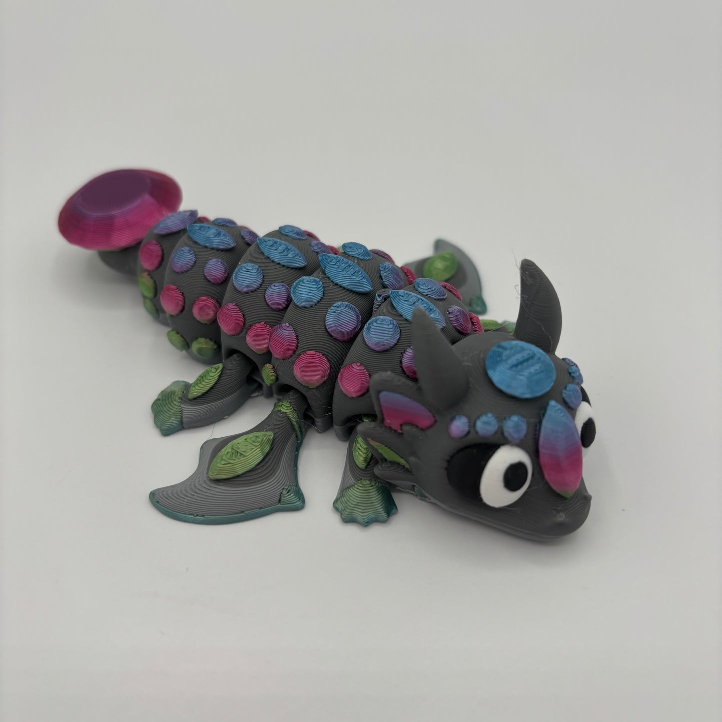 Diamanten-Ei mit zwei niedlichen Drachen